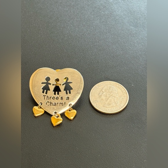 Three's a Charm! Brooch Dangling Hearts Silver & Gold Tone Signed Abbey Press. - Picture 6 of 6